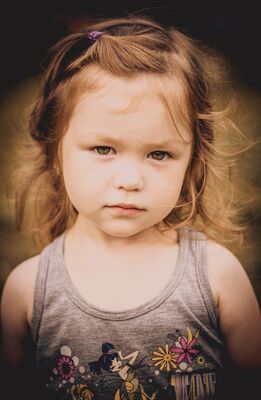 Keywords: girl,kid,child,serious,redhead,brown t-shirt,headband,portrait