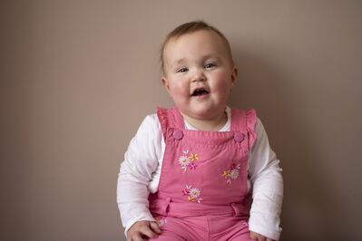 Keywords: portrait,girl.pink jumper,outfit,white sleeves,beige backgound