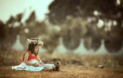 Keywords: beautiful,girl,reading,book,flowers,line combined with shapes to paint a small girl who is reading