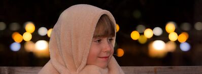 Keywords: portrait,girl,beige fur hood,coat,big lights,background