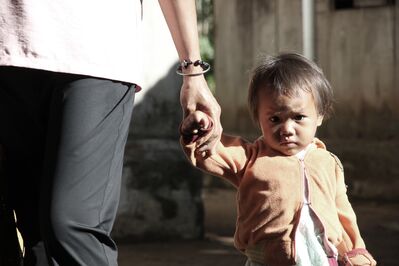 Keywords: boy,holding hand,the fundamental vocabulary in painting,dirty face