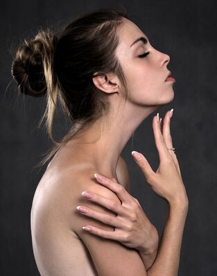 Keywords: girl,woman,lady,hands,hand,profile,profile view,long neck,nude,ribbon in hair