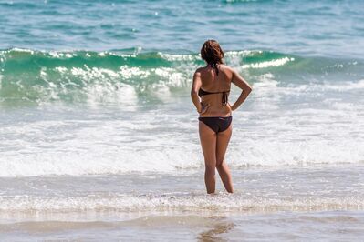 Keywords: beach,ocean,water,woman,hands on hips,bikini,tanned,surf,waves,Watercolor painting of a girl on a beach - 43:16