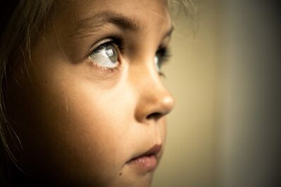 Keywords: child,looking up,profile,face,girl