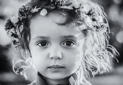 Keywords: girl,kid,child,back and white,crown of flowers,curly short hair,portrait