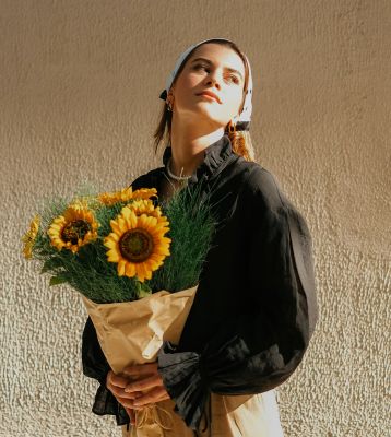 girl-holding-sunflowers
