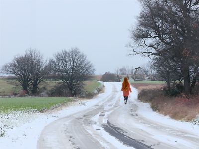 girl-on_snowy_country_road
