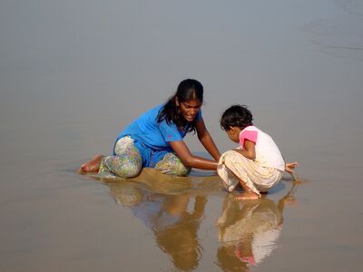 Keywords: beach,mom and child,mother,daughter,riverside,low tide,blue blouse,pink,white,indian