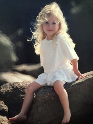 Keywords: hailey,georgeous,blonde girl dressed in white,child,blonde,outside,drawing a beautiful child before painting her