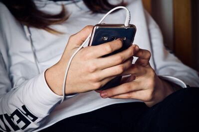 Keywords: hands,hand,phone,woman,cell phone,iPod,white top,black pants