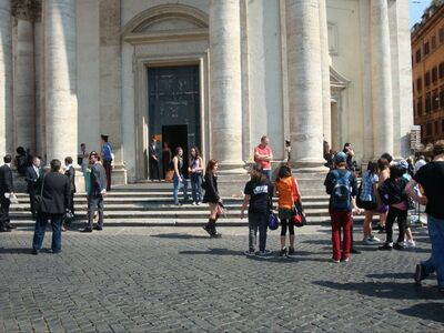 Keywords: italy,crowds,outside the door,plaza,columns,sunny day,tourists