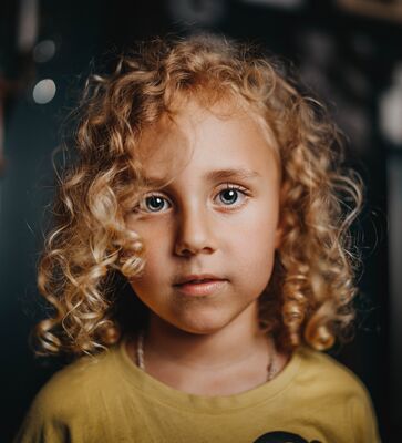 Keywords: girl,kid,child,very curly hair,blonde,yelow and black top,shirt,necklace