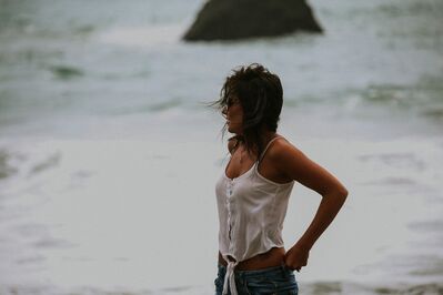 Keywords: beach,ocean,water,woman,white top,jeans,profile,arm