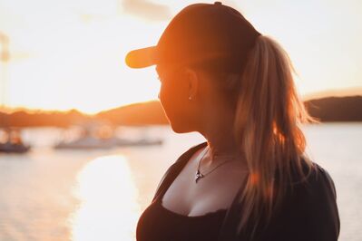 Keywords: beach,ocean,water,woman,backlight,sunlight