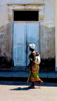 Keywords: woman,white hat,colorful skirt,walking,Painting watercolor loose and free by capturing the shapes - 30:17