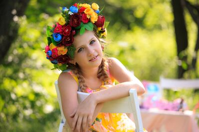 Keywords: flowers,flowers girl,girl,outdoor