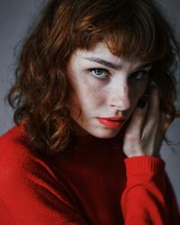 woman_in_red_lookup.jpg