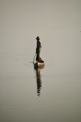 fisherman-4465032_1920.jpg