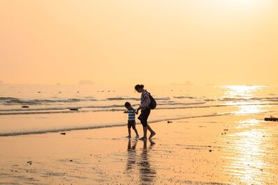 Keywords: Watercolor painting - a morning walk on the beach - 27:02