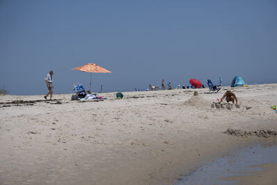 Keywords: How to compose a watercolor painting - 24:06,beach,summer,umbrella,people