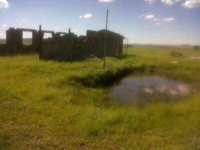 Keywords: stone,ruins,green,grass,water,field