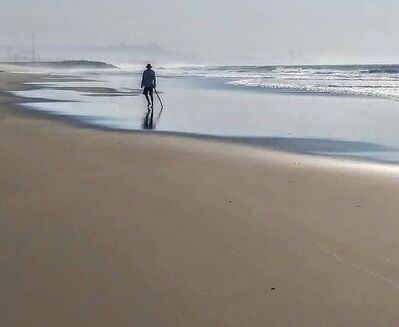 Keywords: beach,sea,seashore,man,person,solitarysand,Watercolor painting of beach with a lonely man - 33:29