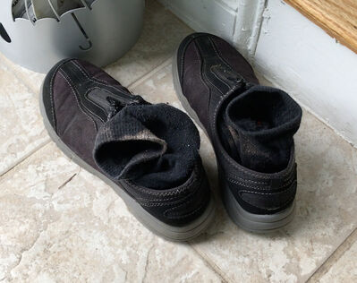 Keywords: contour drawing of a pair of shoes using a technical pencil,shading shoes with graphite