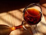 red_wine_glass_with_reflection~0.jpg
