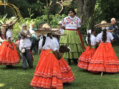 Keywords: orange,dancers,boys,birls,women,outdoors,grass,hispanic