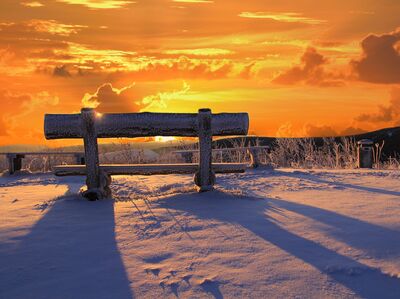 Keywords: bench,sunrise,yellow,sky,How to paint the morning light and shadow in watercolor,Watercolor painting - Sunrise bench - 49:00