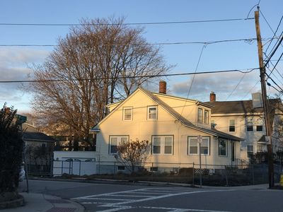 Keywords: reference_street_house_evening,painting of a house in the sun