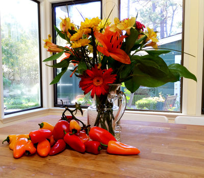 Keywords: peppers,flowers,vase