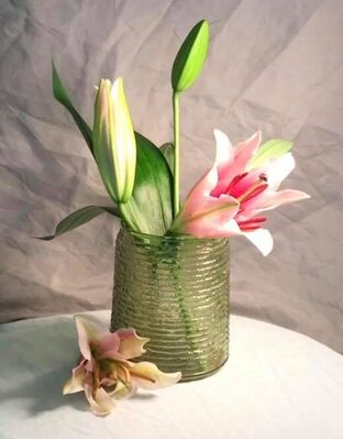 Keywords: painting lilies in a vase,lilies,green vase,drawing a vase of lilies