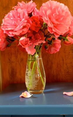 Keywords: vase,pink,roses