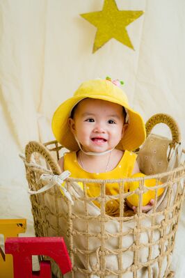 boy_hat_yellow_basket
