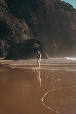 girl_running_beach
