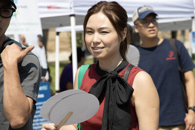 girl_with_fans
Keywords: girl,smile,street