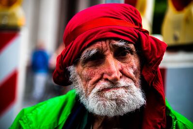 Keywords: man,red turban,green