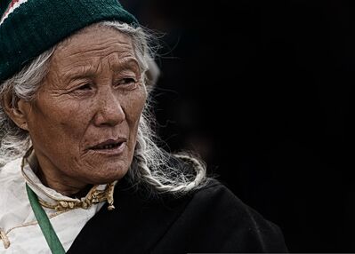 old lady with green hat
Keywords: old lady,woman,black