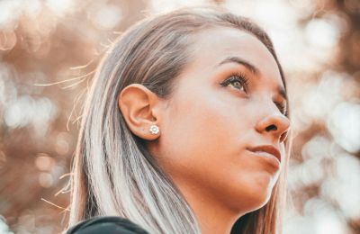 Keywords: upward,looking upward portrait,girl
