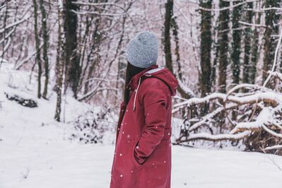 girl_in_red
Keywords: snow,winter,red coat,girl,hat,looking back