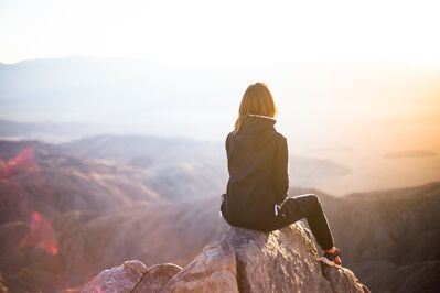 mountains_woman_distance
