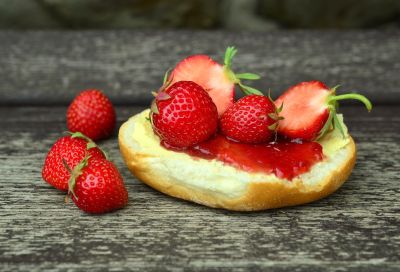 strawberries-bread
